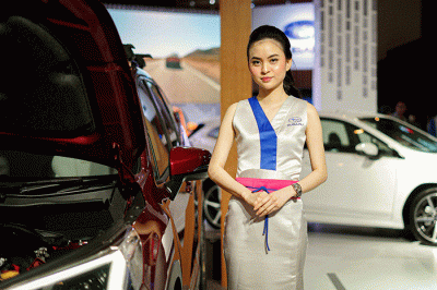 Sales promotion girl (SPG) berpose di kendaraan yang dipamerkan dalam Indonesia International Motor Show (IIMS) 2023 di JIExpo Kemayoran, Jakarta.