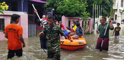 Tim BPBD Kota Surakarta mengevakuasi warga menggunakan perahu karet akibat banjir di wilayah Kota Surakarta, Jawa Tengah, Jumat (17/2/2023).