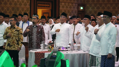 Mendag Zulkifli Hasan (ketiga kanan) saat menghadiri Simposium 1 Abad NU di Surabaya, Jawa Timur, Sabtu (18/2/2023).