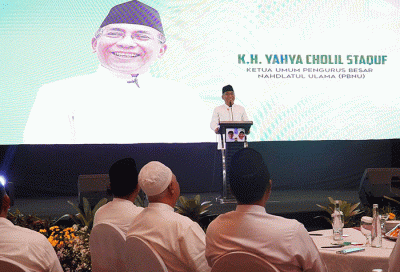 Mendag Zulkifli Hasan (ketiga kanan) saat menghadiri Simposium 1 Abad NU di Surabaya, Jawa Timur, Sabtu (18/2/2023).
