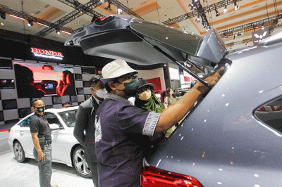 Pengunjung saat melihat mobil yang dipamerkan dalam pameran Indonesia International Motor Show (IIMS) 2023 di JIExpo Kemayoran, Jakarta, Jumat (17/2/2023).