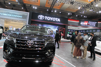 Pengunjung saat melihat mobil yang dipamerkan dalam pameran Indonesia International Motor Show (IIMS) 2023 di JIExpo Kemayoran, Jakarta, Jumat (17/2/2023).