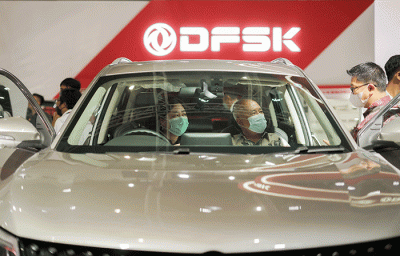 Pengunjung saat melihat mobil yang dipamerkan dalam pameran Indonesia International Motor Show (IIMS) 2023 di JIExpo Kemayoran, Jakarta, Jumat (17/2/2023).