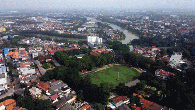 Ribuan warga tumpah ruah di Lapangan Ahmad Yani atau Alun-alun Kota Tangerang saat melakukan olahraga dan aktifitas lainnya di Tangerang, Banten.