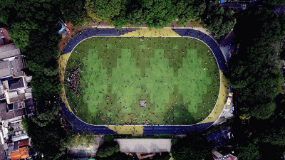 Ribuan warga tumpah ruah di Lapangan Ahmad Yani atau Alun-alun Kota Tangerang saat melakukan olahraga dan aktifitas lainnya di Tangerang, Banten.