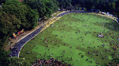 Ribuan warga tumpah ruah di Lapangan Ahmad Yani atau Alun-alun Kota Tangerang saat melakukan olahraga dan aktifitas lainnya di Tangerang, Banten.