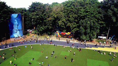 Ribuan warga tumpah ruah di Lapangan Ahmad Yani atau Alun-alun Kota Tangerang saat melakukan olahraga dan aktifitas lainnya di Tangerang, Banten.