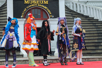 Dinas Kebudayaan Kota Palembang menghadirkan cosplayer dalam lomba cosplay dalam rangkaian kegiatan Festival Cerita Kota Palembang The Beggining.