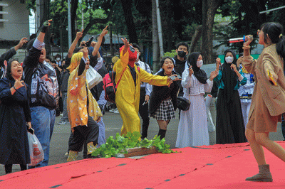 Dinas Kebudayaan Kota Palembang menghadirkan cosplayer dalam lomba cosplay dalam rangkaian kegiatan Festival Cerita Kota Palembang The Beggining.