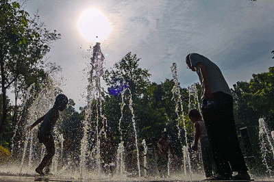 Anak-anak asik bermain air mancur di Taman Puring, Jakarta, Minggu (19/2/2023).