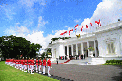 Presiden Joko Widodo menerima surat kepercayaan dari sebelas duta besar luar biasa dan berkuasa penuh (LBBP) negara-negara sahabat di Istana Merdeka.