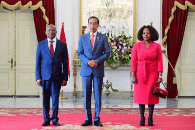 Presiden Joko Widodo menerima surat kepercayaan dari sebelas duta besar luar biasa dan berkuasa penuh (LBBP) negara-negara sahabat di Istana Merdeka.