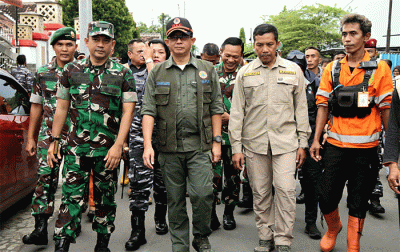 Kepala BNPB Letjen TNI Suharyanto sambangi sekaligus salurkan bantuan logistik kepada warga terdampak banjir di Kota Surakarta dan Kabupaten Sukoharjo.