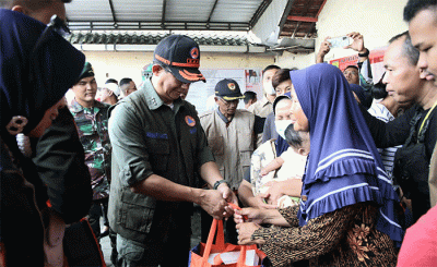 Kepala BNPB Letjen TNI Suharyanto sambangi sekaligus salurkan bantuan logistik kepada warga terdampak banjir di Kota Surakarta dan Kabupaten Sukoharjo.