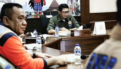 Kepala BNPB Letjen TNI Suharyanto sambangi sekaligus salurkan bantuan logistik kepada warga terdampak banjir di Kota Surakarta dan Kabupaten Sukoharjo.