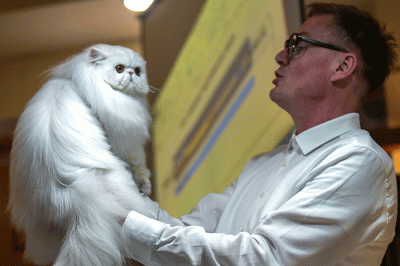 Dua juri internasional Veikko Saarela AB dari Finlandia dan Marteinn Tausen AB dari Islandia menilai kucing peserta The 216th ICA_FIFe Internasional Cat Show.