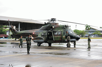TNI AU, mengerahkan satu Helikopter NAS-332 Super Puma, untuk membantu pencarian dan pertolongan (SAR) Helikopter Polda Jambi.