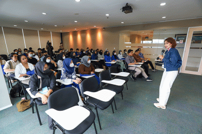 Direktur MNC Life, Risye Dillianti menjadi pembicara dalam program magang mahasiswa Universitas Paramadina di MNC Financial Center, Jakarta.