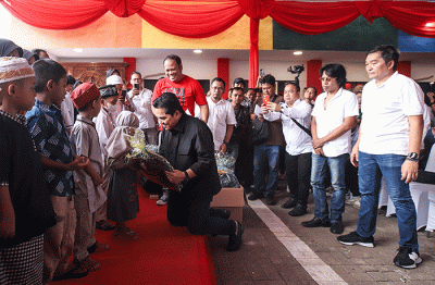 Menteri BUMN Erick Thohir memberikan santunan kepada anak yatim piatu usai peresmian Graha PENA 98 di Jakarta, Minggu (19/2/2023).