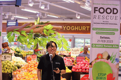 Deputi Bidang Kerawanan Pangan dan Gizi Bapanas (NFA) Nyoto Suwignyo (kanan) dan Direktur Hero Supermarket Hendy saat penyerahan donasi pangan.