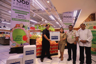 Deputi Bidang Kerawanan Pangan dan Gizi Bapanas (NFA) Nyoto Suwignyo (kanan) dan Direktur Hero Supermarket Hendy saat penyerahan donasi pangan.