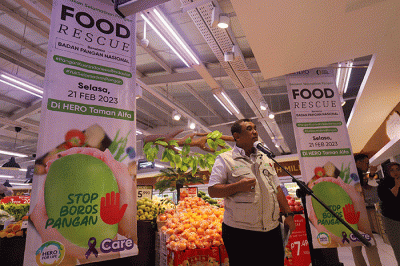 Deputi Bidang Kerawanan Pangan dan Gizi Bapanas (NFA) Nyoto Suwignyo (kanan) dan Direktur Hero Supermarket Hendy saat penyerahan donasi pangan.