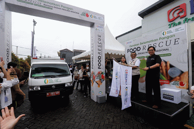 Deputi Bidang Kerawanan Pangan dan Gizi Bapanas (NFA) Nyoto Suwignyo (kanan) dan Direktur Hero Supermarket Hendy saat penyerahan donasi pangan.