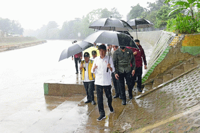 Presiden Joko Widodo meninjau langsung proyek normalisasi Kali Ciliwung yang ada di Jalan Inspeksi Ciliwung, Kecamatan Pancoran, Jakarta Selatan.
