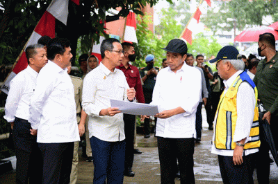 Presiden Joko Widodo meninjau langsung proyek normalisasi Kali Ciliwung yang ada di Jalan Inspeksi Ciliwung, Kecamatan Pancoran, Jakarta Selatan.