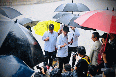Presiden Joko Widodo meninjau langsung proyek normalisasi Kali Ciliwung yang ada di Jalan Inspeksi Ciliwung, Kecamatan Pancoran, Jakarta Selatan.