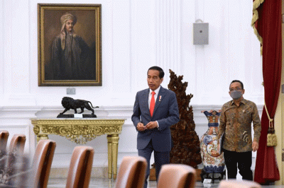 Presiden Joko Widodo menerima kunjungan pengurus baru Persatuan Sepak Bola Seluruh Indonesia (PSSI) di Istana Merdeka, Jakarta, Senin (20/2/2023).