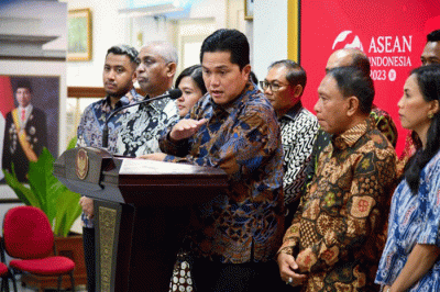 Presiden Joko Widodo menerima kunjungan pengurus baru Persatuan Sepak Bola Seluruh Indonesia (PSSI) di Istana Merdeka, Jakarta, Senin (20/2/2023).