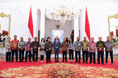 Presiden Joko Widodo menerima kunjungan pengurus baru Persatuan Sepak Bola Seluruh Indonesia (PSSI) di Istana Merdeka, Jakarta, Senin (20/2/2023).