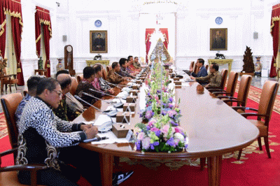 Presiden Joko Widodo menerima kunjungan pengurus baru Persatuan Sepak Bola Seluruh Indonesia (PSSI) di Istana Merdeka, Jakarta, Senin (20/2/2023).