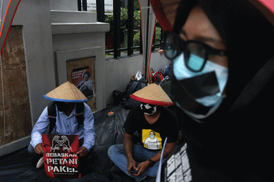 Aktivis Gerakan Rakyat untuk Kedaulatan Agraria membawa poster saat aksi mogok makan di depan Kantor Kementerian ATR/BPN, Jakarta, Senin (20/2/2023).
