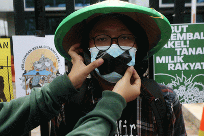 Aktivis Gerakan Rakyat untuk Kedaulatan Agraria membawa poster saat aksi mogok makan di depan Kantor Kementerian ATR/BPN, Jakarta, Senin (20/2/2023).
