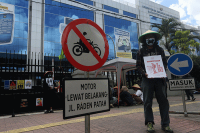 Aktivis Gerakan Rakyat untuk Kedaulatan Agraria membawa poster saat aksi mogok makan di depan Kantor Kementerian ATR/BPN, Jakarta, Senin (20/2/2023).