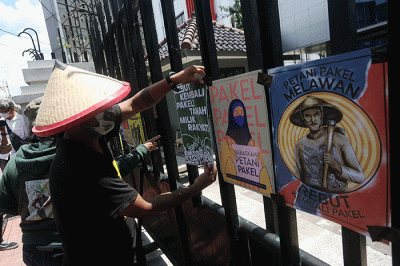 Aktivis Gerakan Rakyat untuk Kedaulatan Agraria membawa poster saat aksi mogok makan di depan Kantor Kementerian ATR/BPN, Jakarta, Senin (20/2/2023).