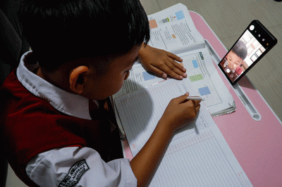 Siswa belajar online di rumahnya, Makassar, Selasa (21/2/2023).
