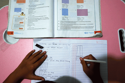 Siswa belajar online di rumahnya, Makassar, Selasa (21/2/2023).