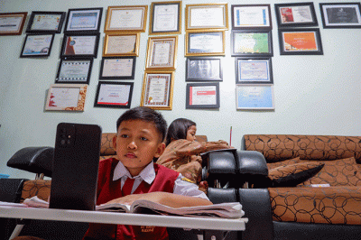 Siswa belajar online di rumahnya, Makassar, Selasa (21/2/2023).