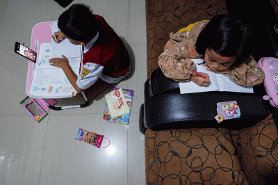 Siswa belajar online di rumahnya, Makassar, Selasa (21/2/2023).