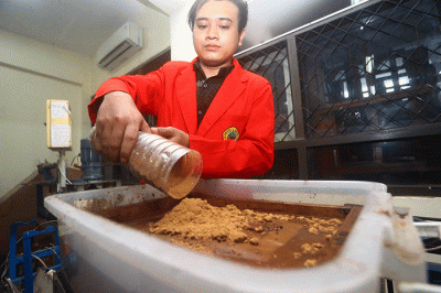 Mahasiswa Teknik Mesin Untag Surabaya, Mochammad Darisunajiha, mendemontrasikan proses produksi Material Komposit dari Tempurung Kelapa.