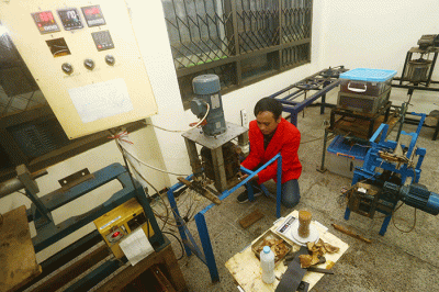 Mahasiswa Teknik Mesin Untag Surabaya, Mochammad Darisunajiha, mendemontrasikan proses produksi Material Komposit dari Tempurung Kelapa.