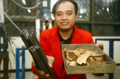 Mahasiswa Teknik Mesin Untag Surabaya, Mochammad Darisunajiha, mendemontrasikan proses produksi Material Komposit dari Tempurung Kelapa.