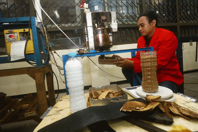 Mahasiswa Teknik Mesin Untag Surabaya, Mochammad Darisunajiha, mendemontrasikan proses produksi Material Komposit dari Tempurung Kelapa.