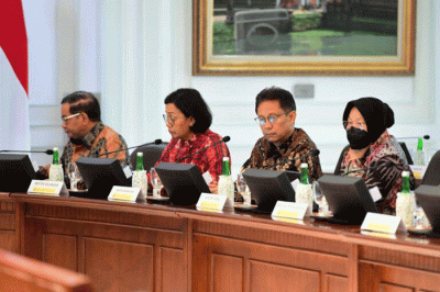 Menteri Keuangan Sri Mulyani memberikan keterangan di Kantor Presiden usai mengikuti rapat terbatas yang dipimpin oleh Presiden Joko Widodo di Jakarta.
