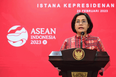 Menteri Keuangan Sri Mulyani memberikan keterangan di Kantor Presiden usai mengikuti rapat terbatas yang dipimpin oleh Presiden Joko Widodo di Jakarta.
