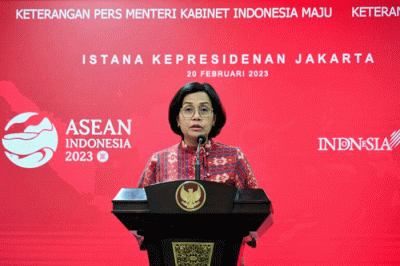 Menteri Keuangan Sri Mulyani memberikan keterangan di Kantor Presiden usai mengikuti rapat terbatas yang dipimpin oleh Presiden Joko Widodo di Jakarta.