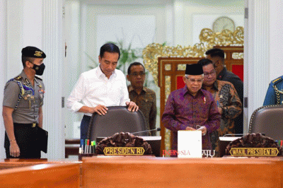 Menteri Keuangan Sri Mulyani memberikan keterangan di Kantor Presiden usai mengikuti rapat terbatas yang dipimpin oleh Presiden Joko Widodo di Jakarta.